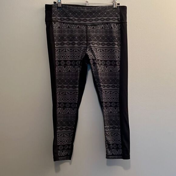 Tribal Print Athletic Capris Leggings - Picture 1 of 5